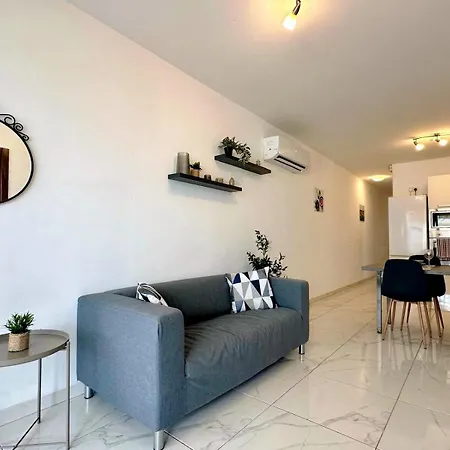 Penthouse With Two Balconies And Views Of Msida Marina And Valletta Santa Vennera