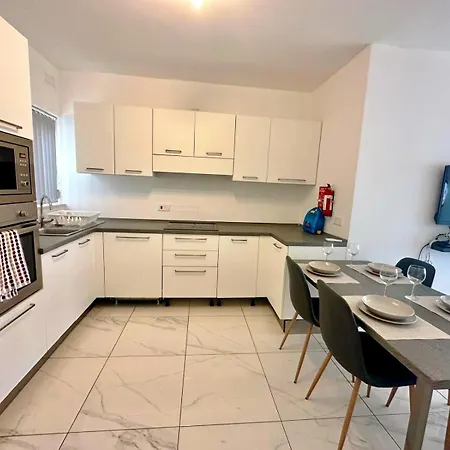 Penthouse With Two Balconies And Views Of Msida Marina And Valletta *