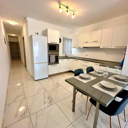 Penthouse With Two Balconies And Views Of Msida Marina And Valletta * Santa Vennera